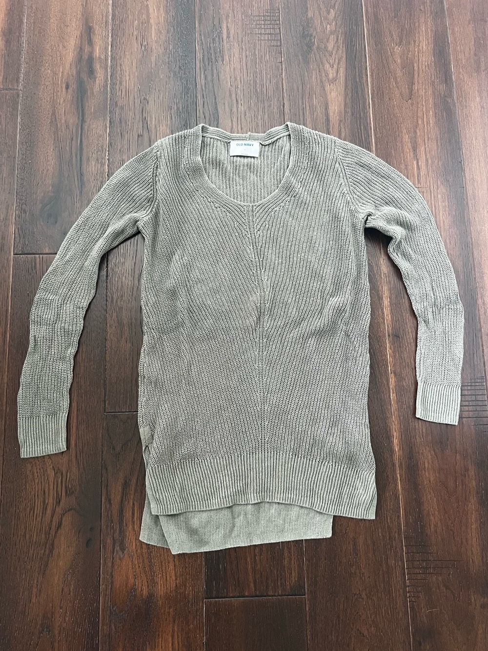 Textured vneck Sweater in money maker